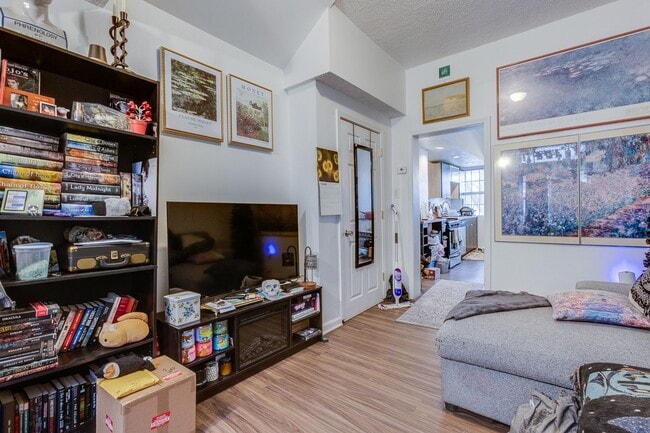 Building Photo - 2013.5 Gregory St