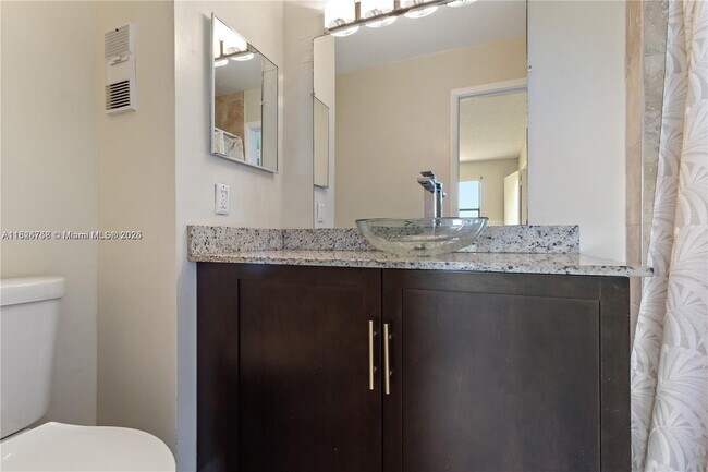 Foto del edificio - 880 NE 207th Terrace