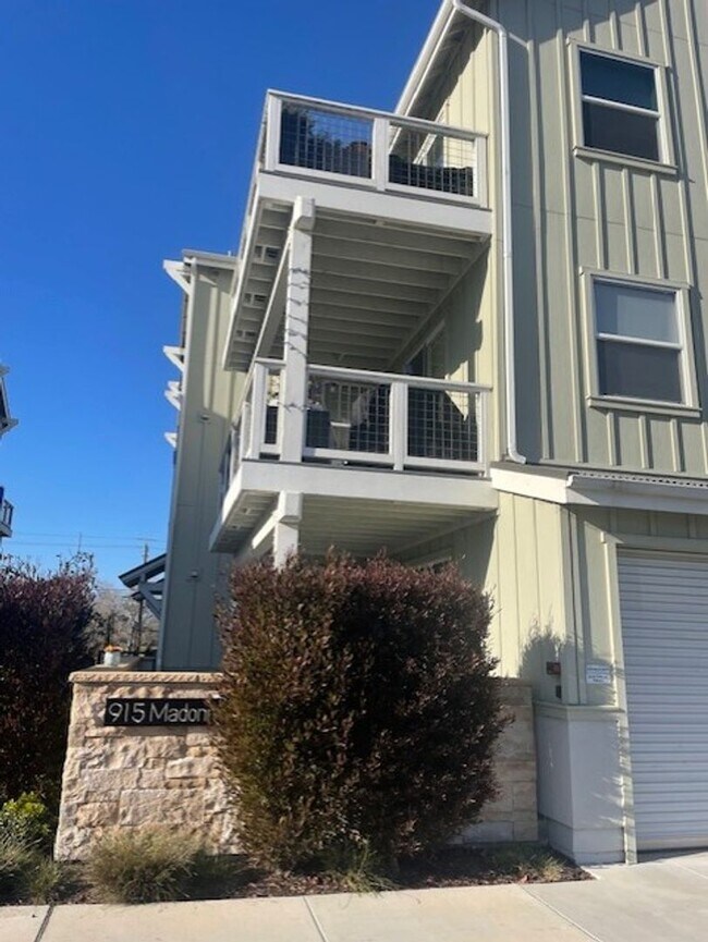 Foto del edificio - 2 Bedroom 2 Full Bath Condo with Stunning Views and Energy Savings