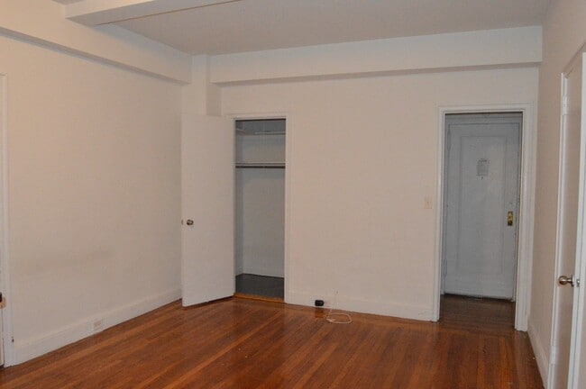 Building Photo - 140 E 46th St