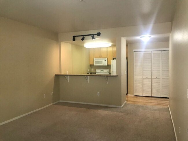 Foto del edificio - GROUND LEVEL 1 BR, 1 BA WHEEL CHAIR ACCESSIBLE UNIT!