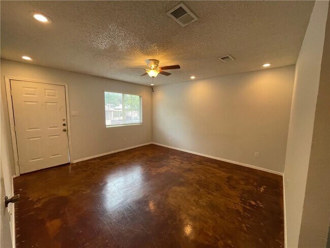 Foto del edificio - 7712 Elderberry Dr