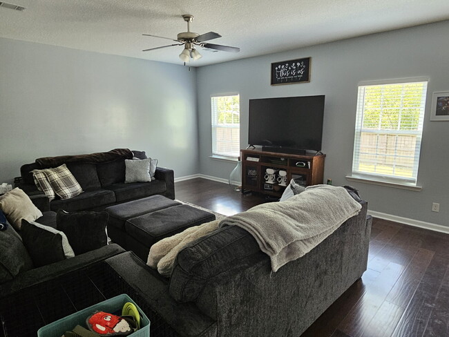 Building Photo - Large 5 bed home in excellent condition on...