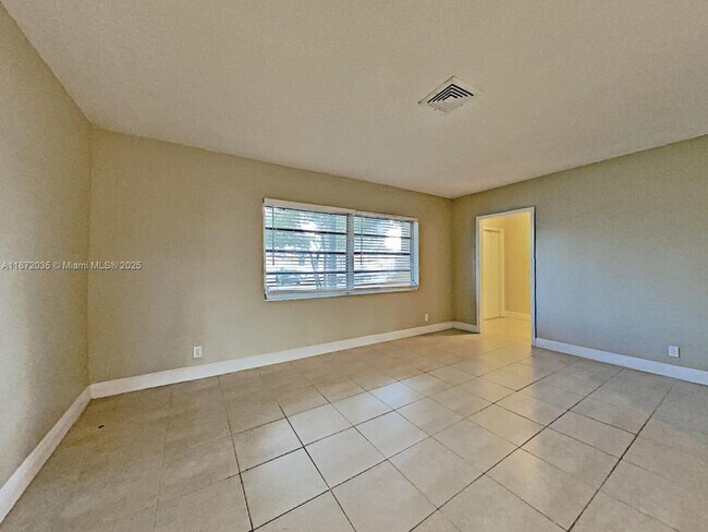 Foto del edificio - 5261 SW 8th Ct