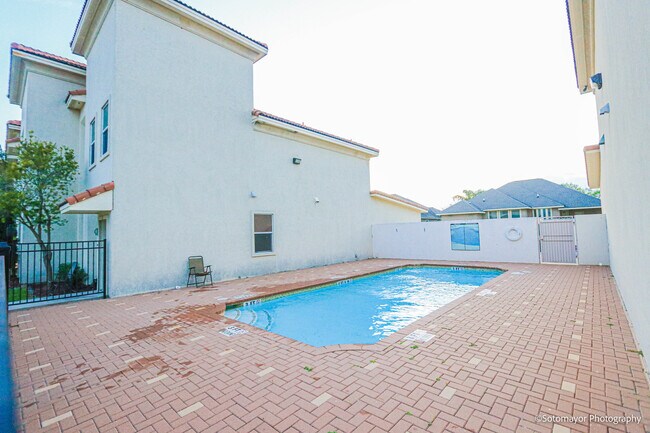 Foto del edificio - 1413 Keeton Ave