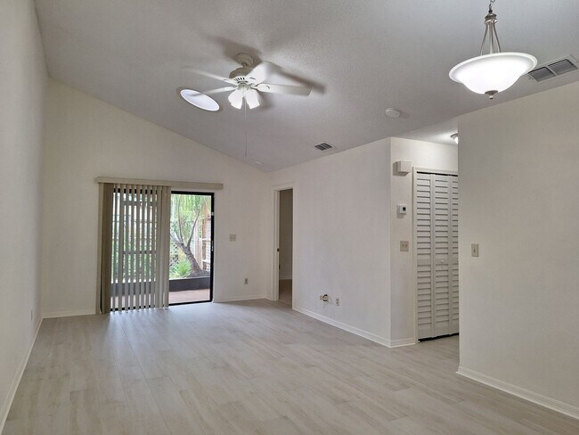 Foto del edificio - Adorable 2BR 2BA duplex in Shangr La Village