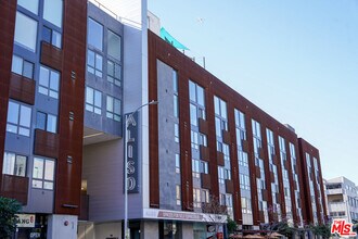 Building Photo - 950 E 3rd St