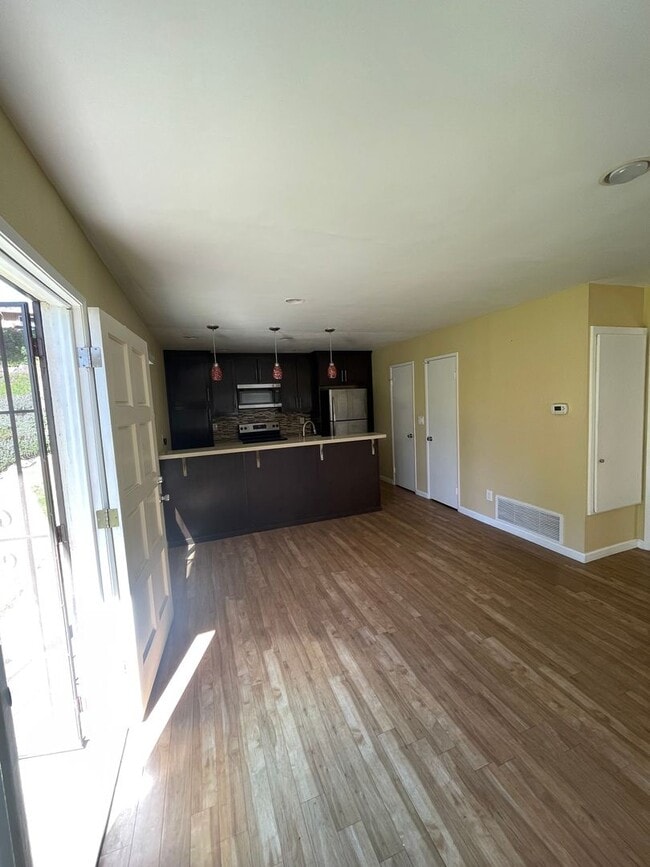 Building Photo - 2/1 Penasquitos Codno Available Now!