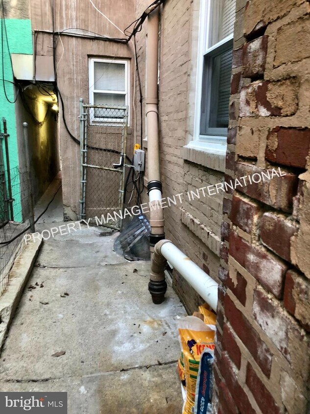 Primary Photo - 3054 Richmond St