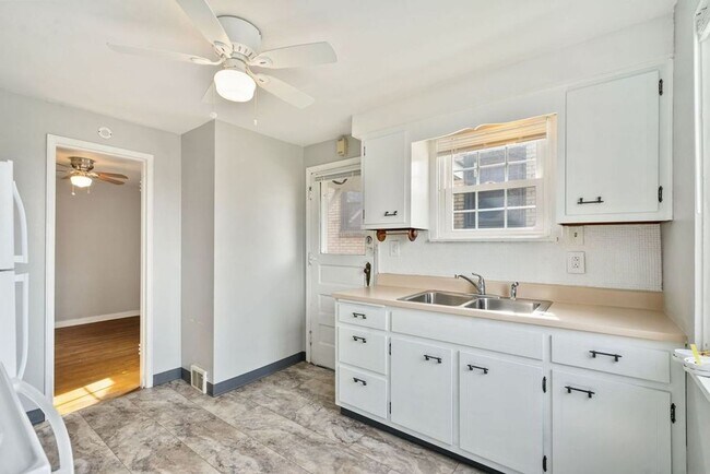 Foto del edificio - Recently Updated Single Family 3 Bedroom Home.  Available June 10th!