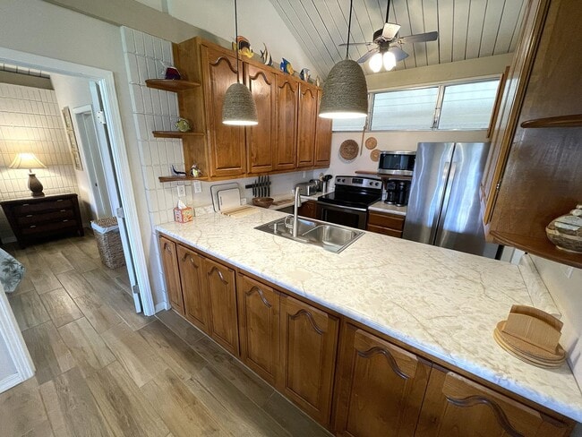 Foto del edificio - Step into the peaceful and lovingly cared-for 2-bedroom, 2-bath condo in Haleakala Shores — one o...