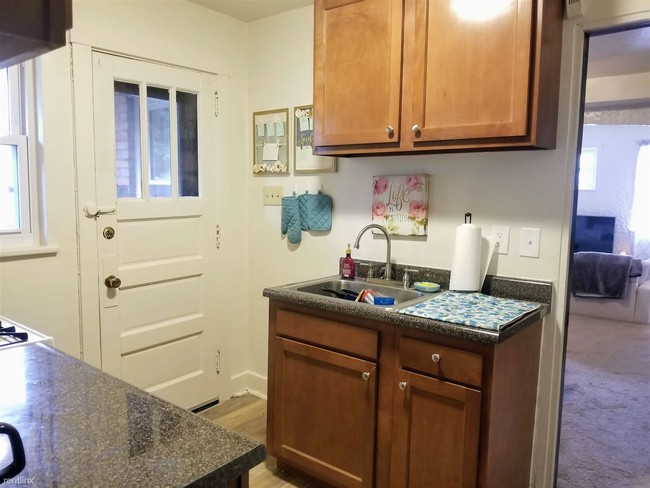 Building Photo - 2 br, 1 bath Apartment - 327 Semple Street