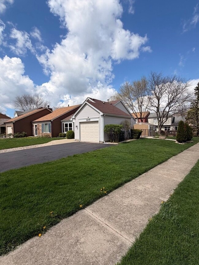 Building Photo - 1219 Huntington Dr