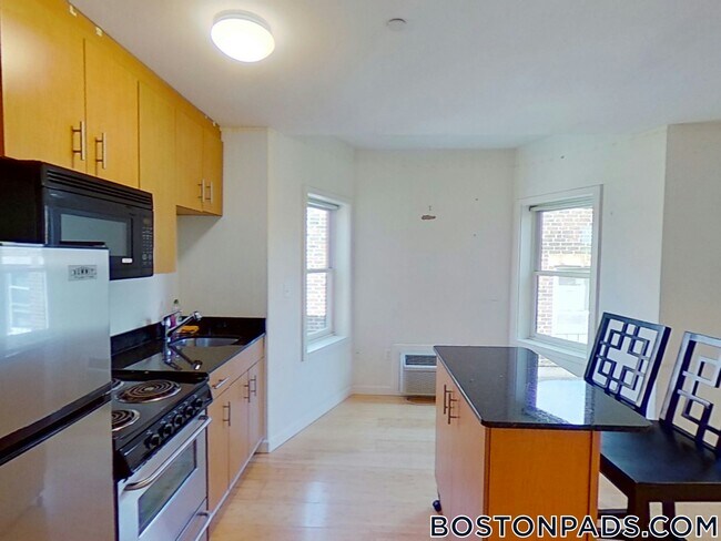 Building Photo - 461 Park Dr