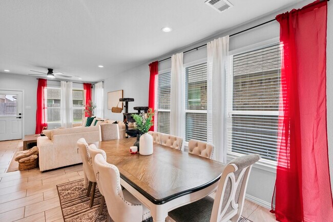 Foto del edificio - 2133 Windy Grove Dr