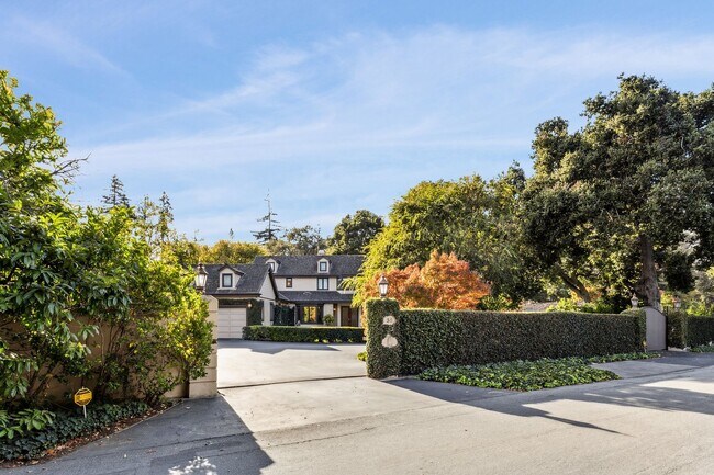 Foto del edificio - Luxurious Estate in Atherton Available Now!