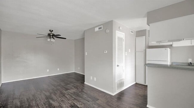 Building Photo - 4406 Avenue C