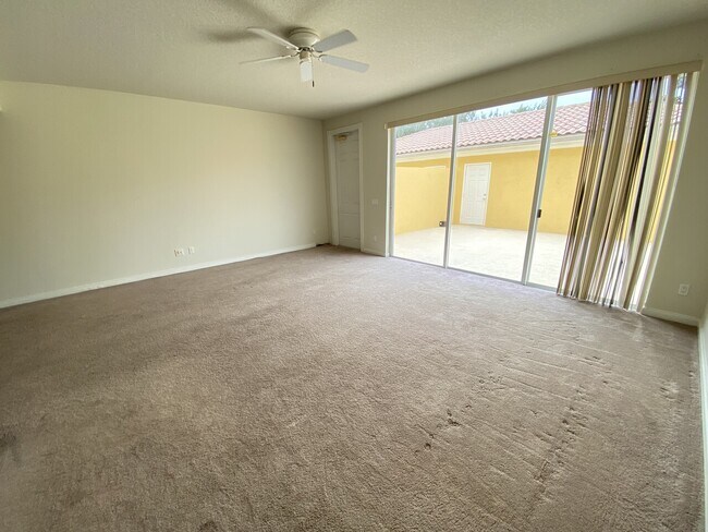 Foto del edificio - Leatherleaf Ln 8562