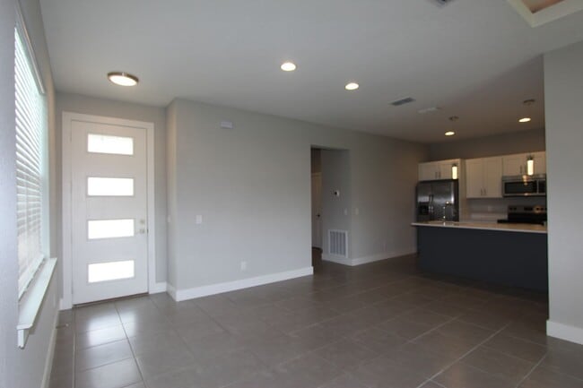 Building Photo - Beautiful 3 BR/2 BA Home in Poinciana!