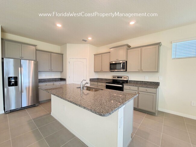 Foto del edificio - LAKEWOOD RANCH! 4 BEDROOM/2 BATH/ PET FRIENDLY! COMMUNITY POOl! READY for MARCH 2026