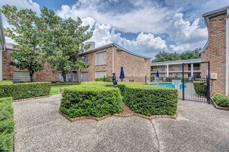 Building Photo - 2101 Fountain View Dr