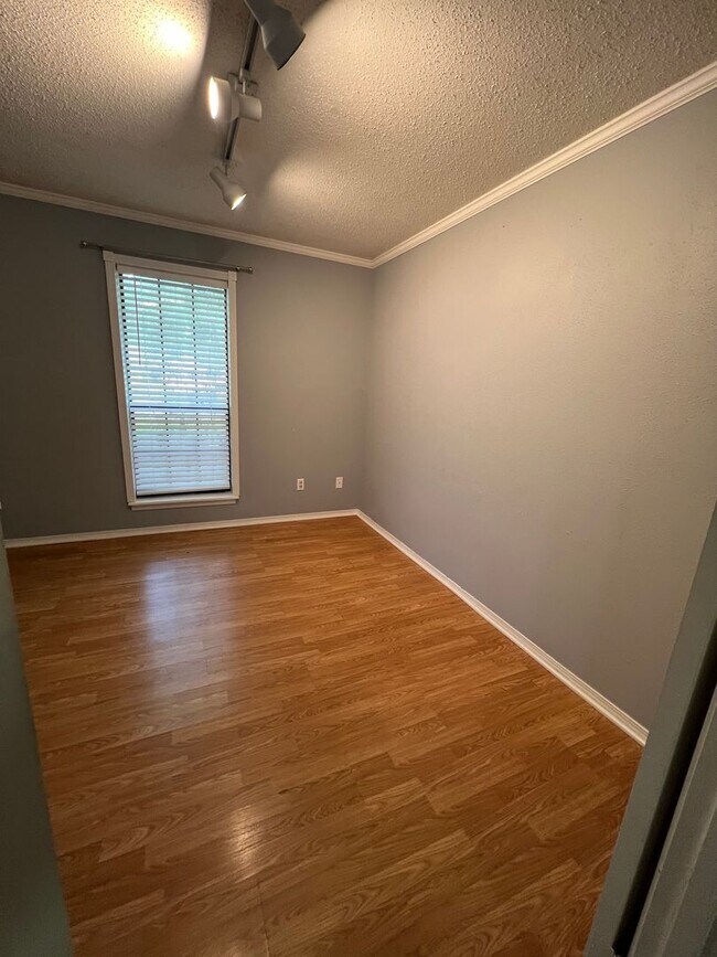 Building Photo - West Shreveport Available October 1st!