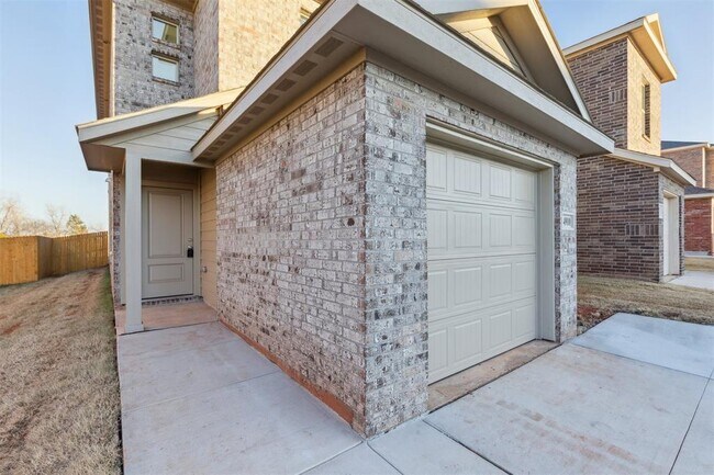 Building Photo - 14910 Parkway Center Ave