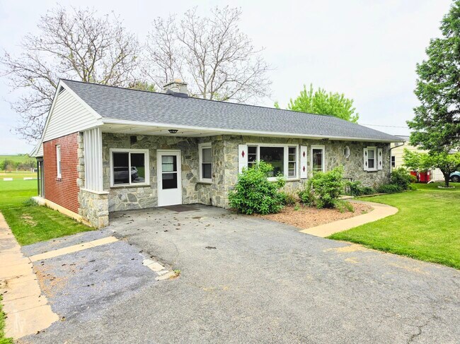 Foto del edificio - 2402 New Holland Pike