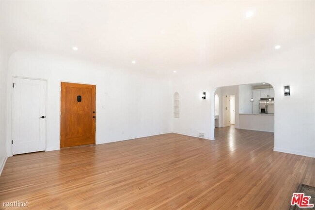 Foto del edificio - 3 br, 2 bath Condo - 643 1/2 S Cloverdale Ave