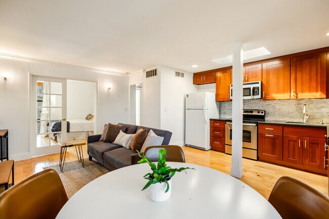 Living room - 970 Palm Ave