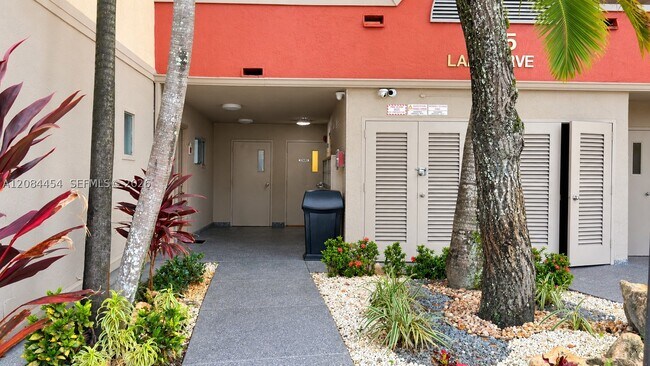 Foto del edificio - 8255 Lake Dr