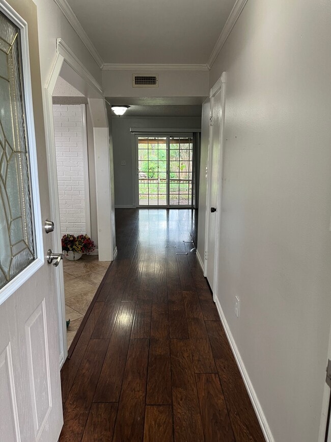 Building Photo - 228 E Circle Dr