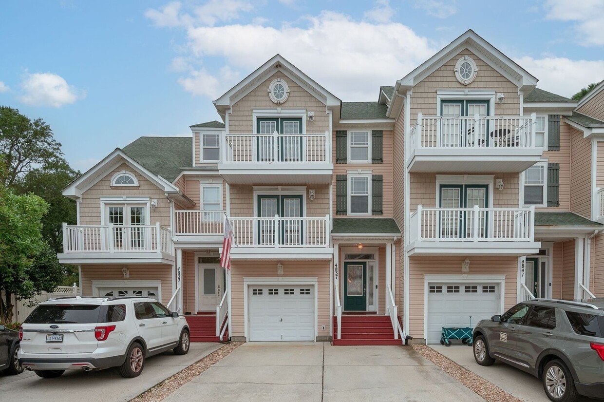 Primary Photo - Great location in Chics Beach - Walk to th...