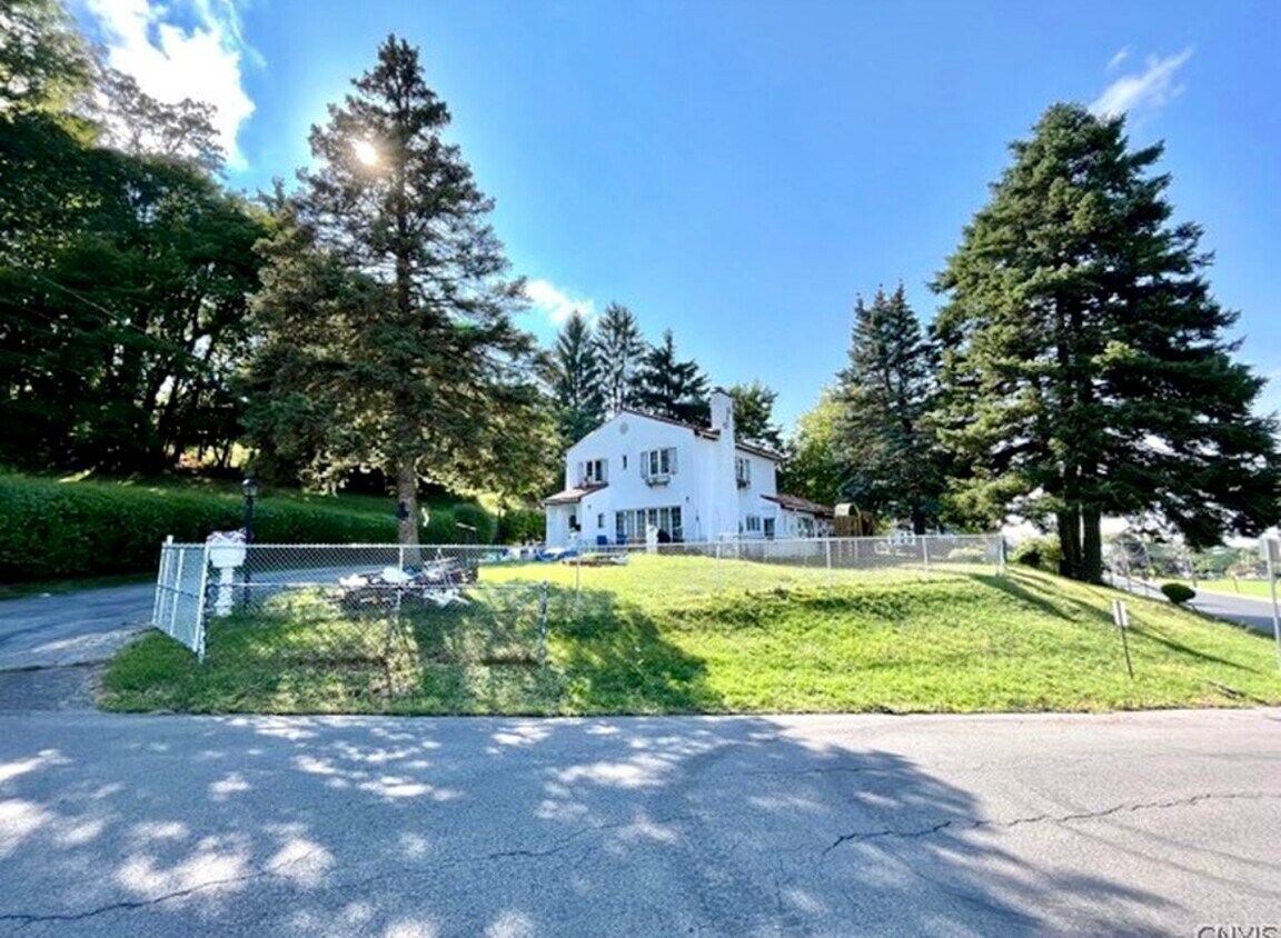 Foto del edificio - 799 Woods Rd