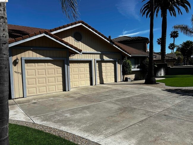 Building Photo - 5593 Drakes Dr