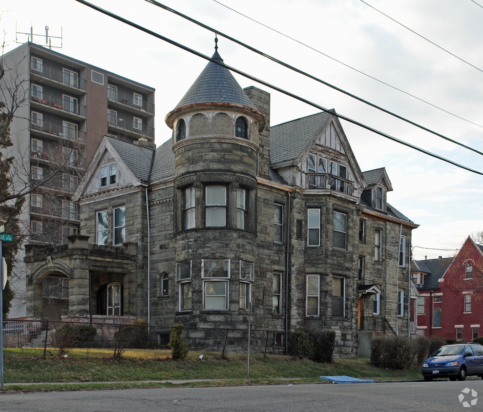 Primary Photo - 835 Beecher St