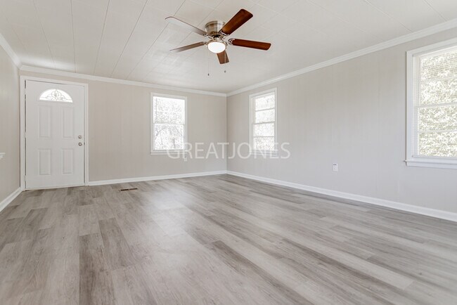 Building Photo - NOW OFFERING $250 OFF FIRST FULL MONTH IF ...