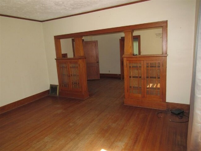 Building Photo - 619 E 6th St
