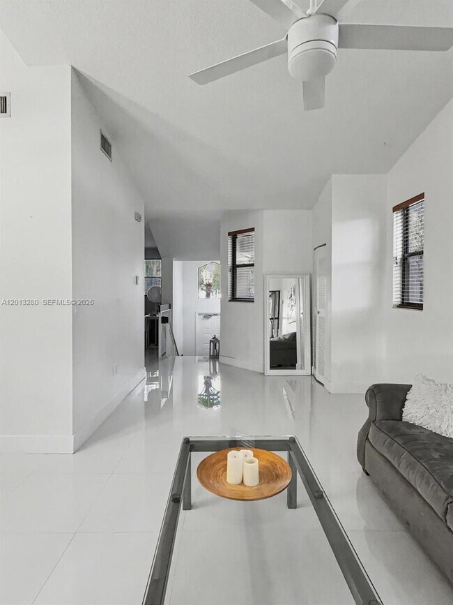 Foto del edificio - 15533 N Miami Lakeway