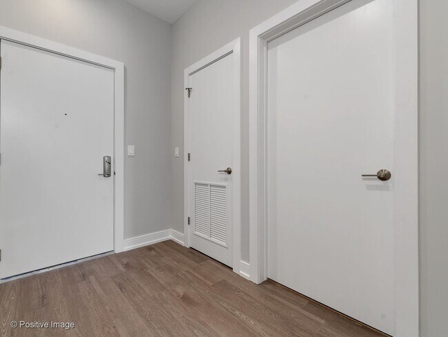 Foto del edificio - 1964 Milwaukee Ave