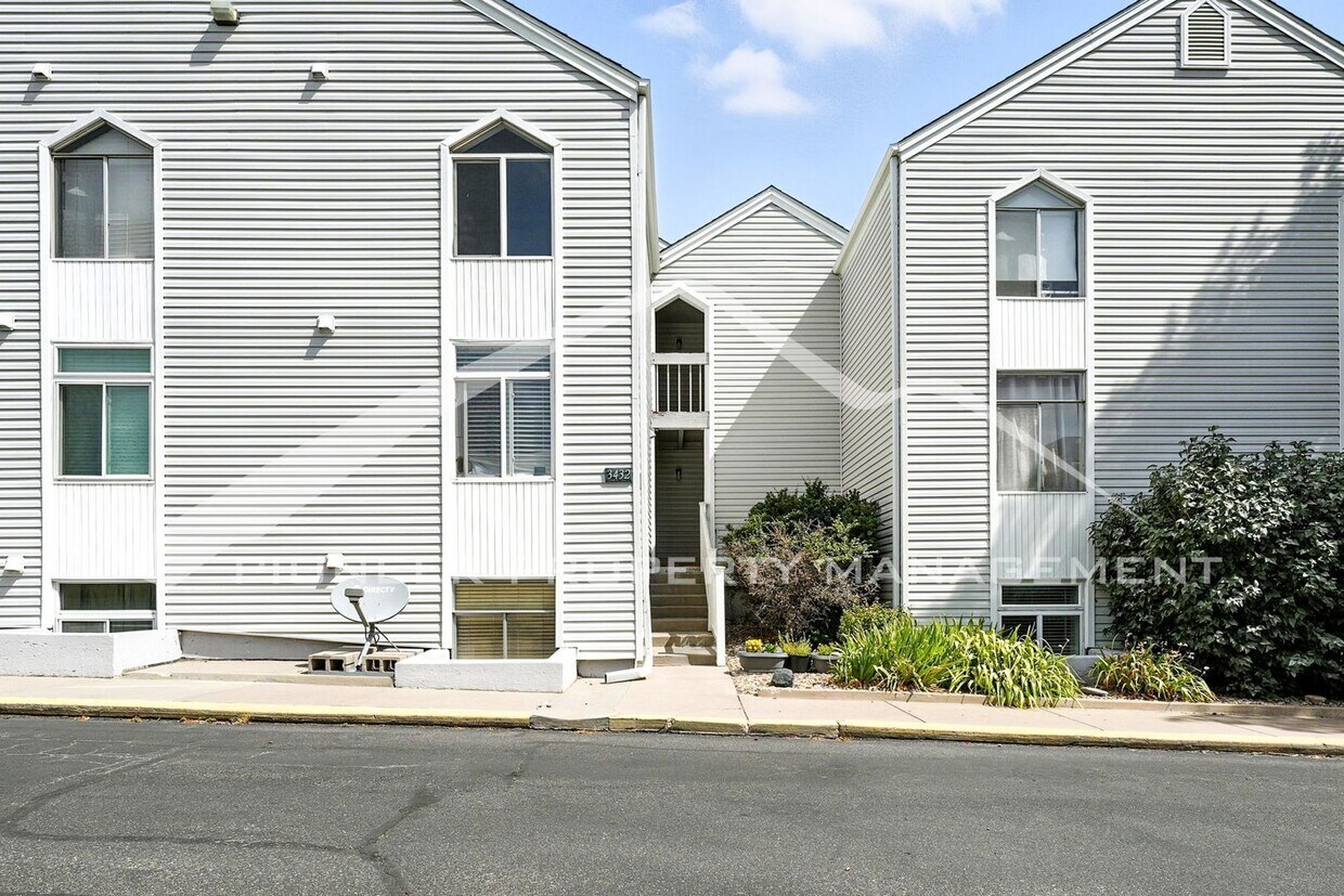 Foto principal - Spacious Condo with Central AC and Patio