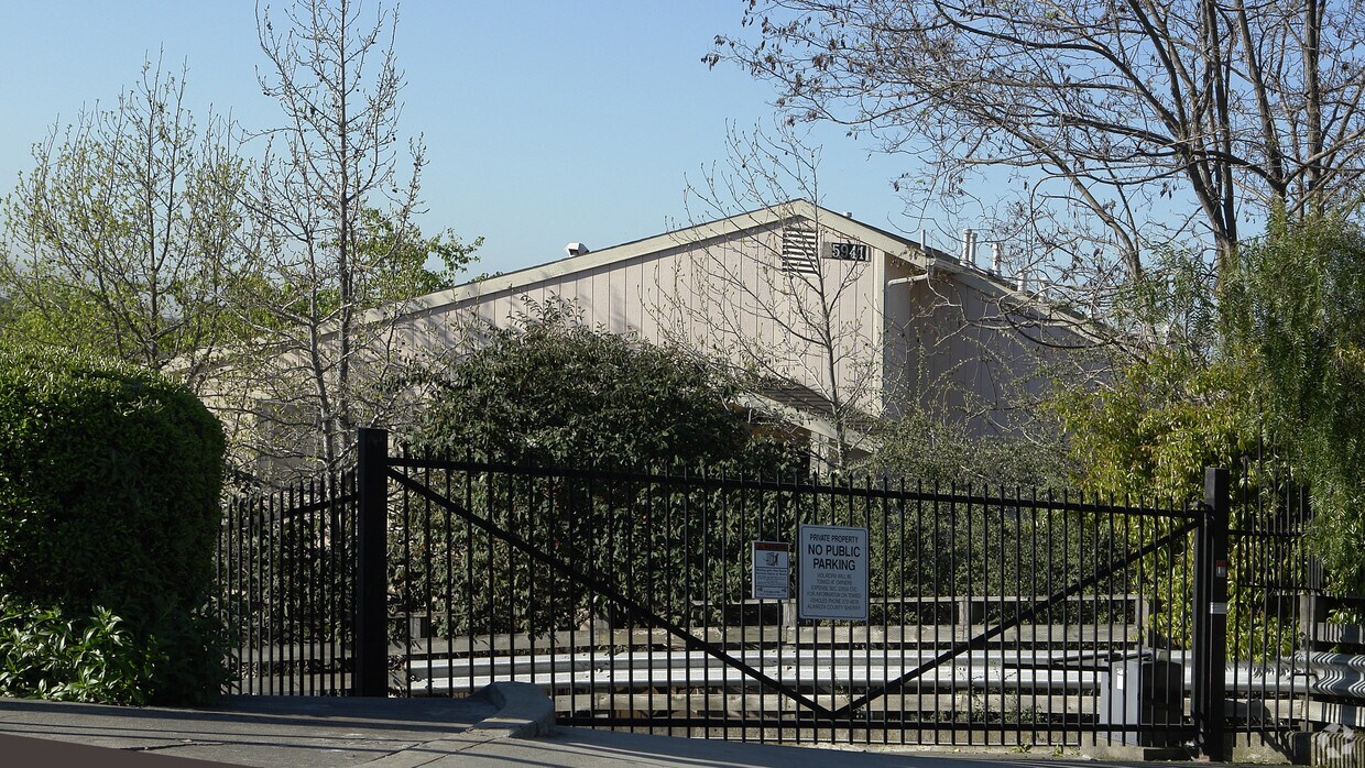 Primary Photo - 15941 Maubert Ave