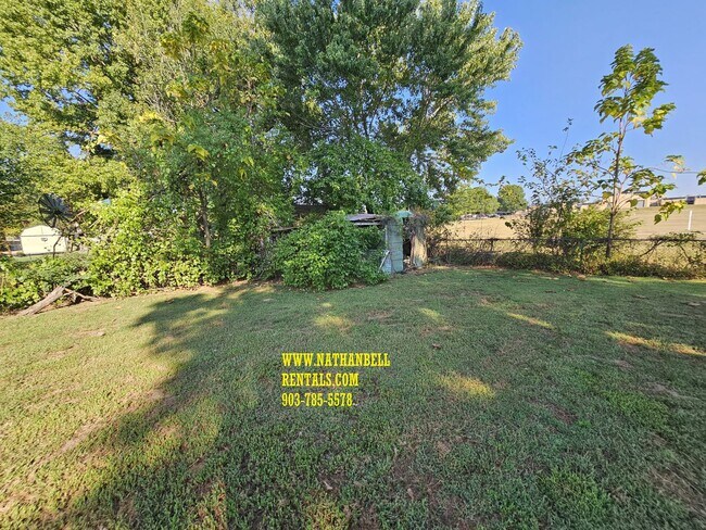 Foto del edificio - 3165 E Houston St