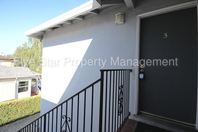 Building Photo - 1027 Santa Cruz Ave