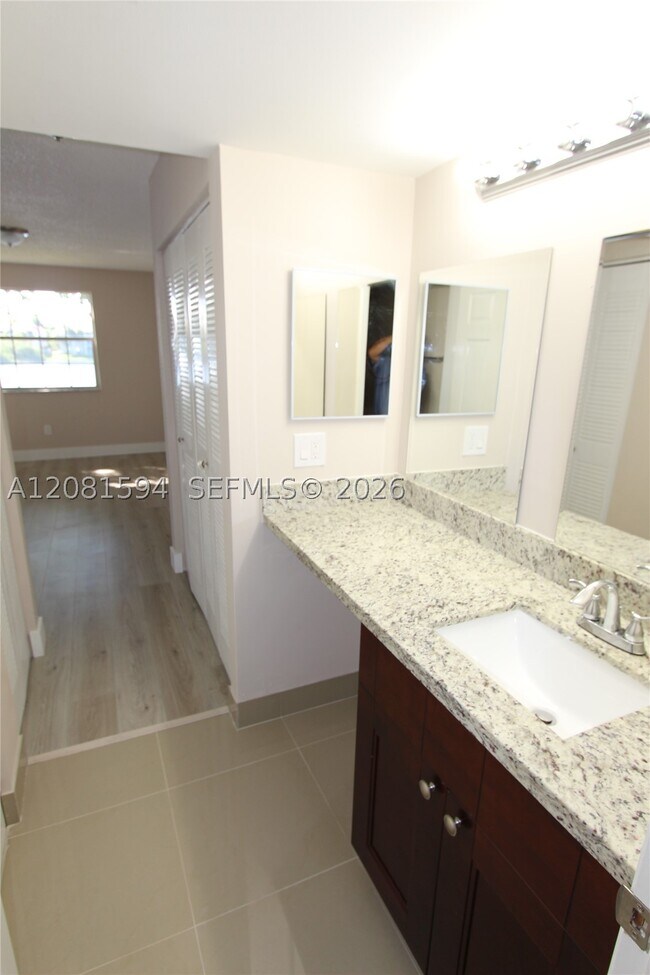Building Photo - 2880 N Oakland Forest Dr