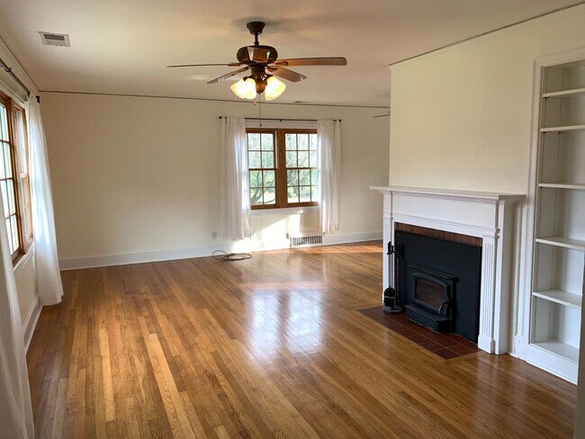 Building Photo - 155 Windsor Ct - Available July 2024!