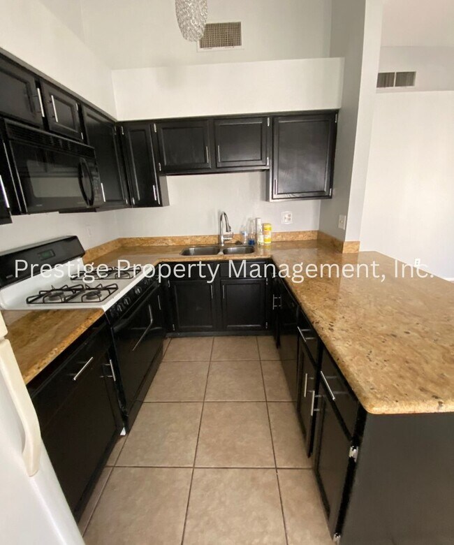 Building Photo - West Side Townhome just  steps away from the community pool!!!