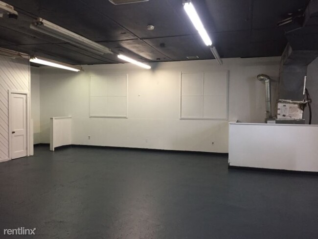Building Photo - Studio, 2 bath Apartment - 68 Mill Plain Rd