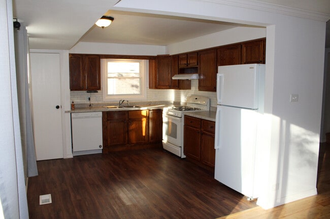 Kitchen - 1704 N Drury Ln