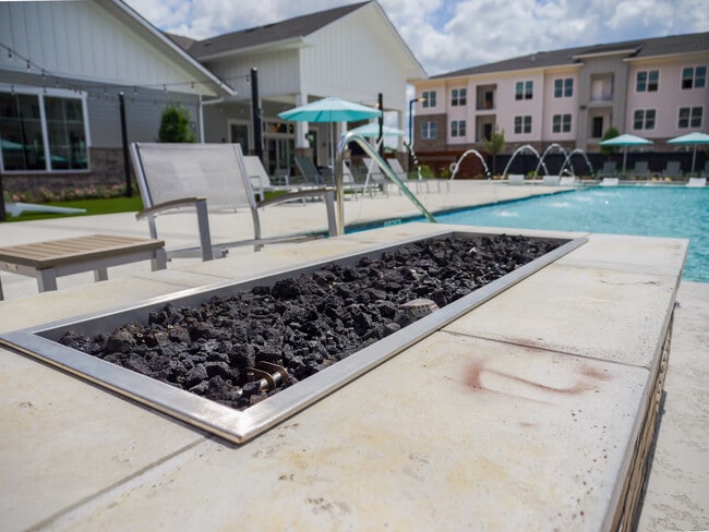 Outdoor Lounge & Firepit - The Waters at Crestview